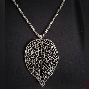 Elegant Silver Leaf Pendant Necklace